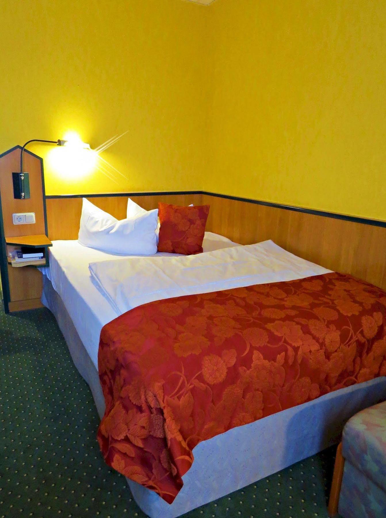 Hotel Landhaus Dierkow Росток Екстер'єр фото